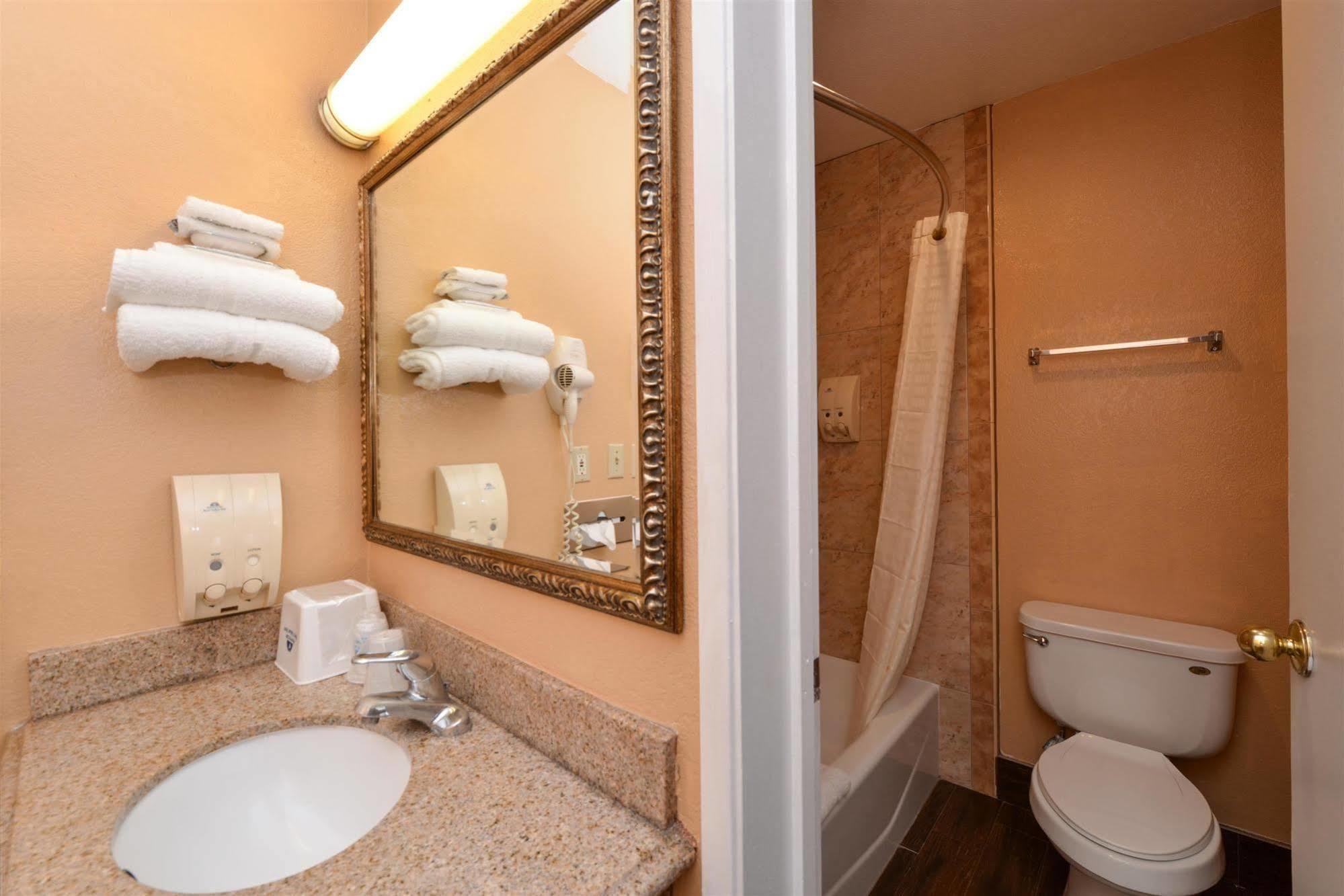 Americas Best Value Inn & Suites-East Μπέικερσφιλντ Εξωτερικό φωτογραφία